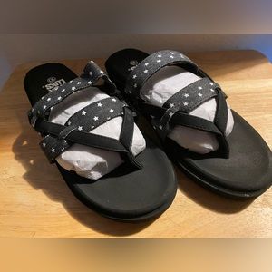 Muk Luks brand, size 10, black. Perfect for a 4th of July fit 🇺🇸🧨